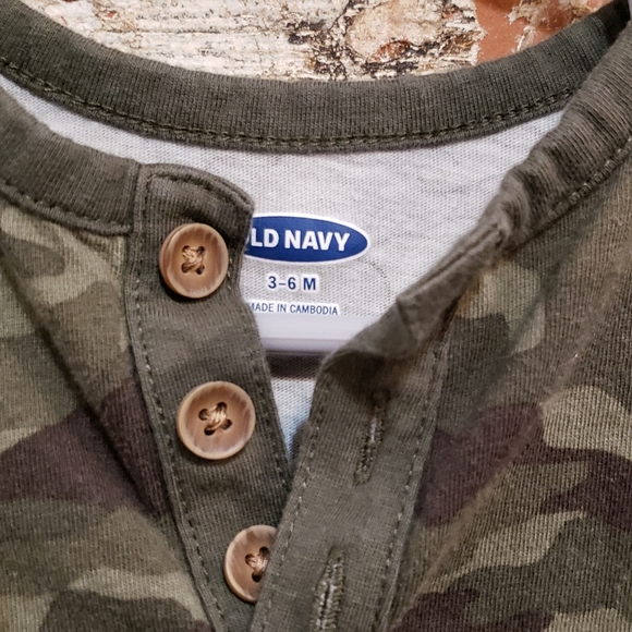 Set of 2 baby Rompers by Old Navy. Set of 2. Size 3-6m. Gently Used. - Picture 3 of 5